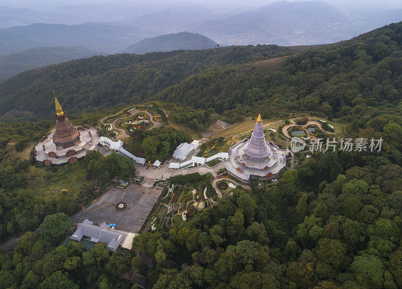 鸟瞰图(无人机拍摄)Noppamethanedol和Noppapol Phumsiri宝塔景观视图显示山在Doi Inthanon国家公园，泰国。